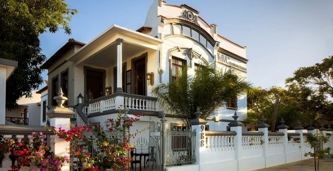 Casa Santo Antonio Parnaiba, a beautiful hotel shown from the outside. 