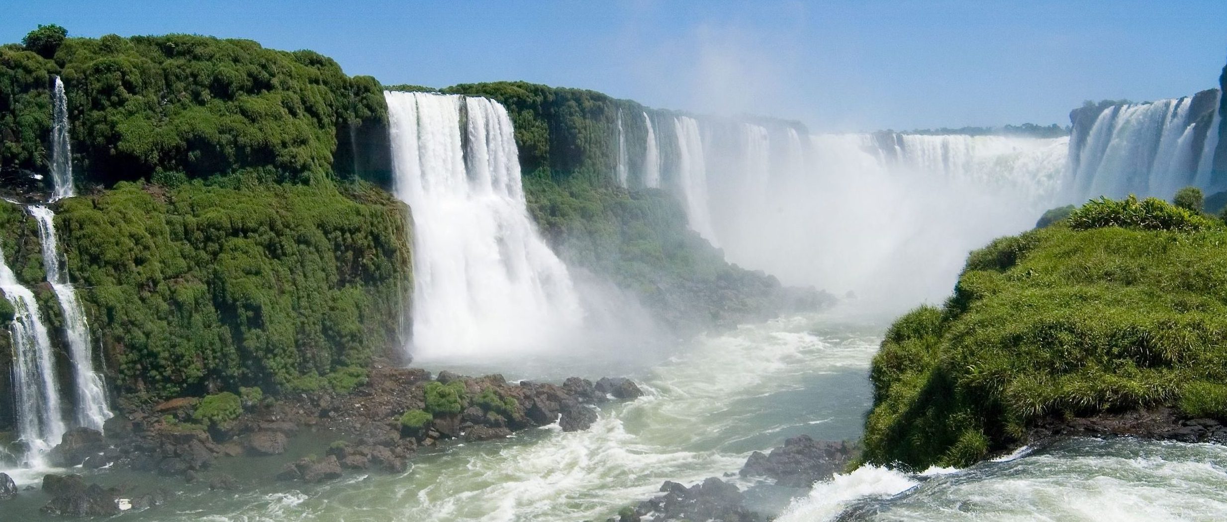 An example of the huge clouds of mist that can form around the waterfalls. 