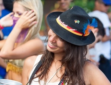 femmes déguisées voyage festif