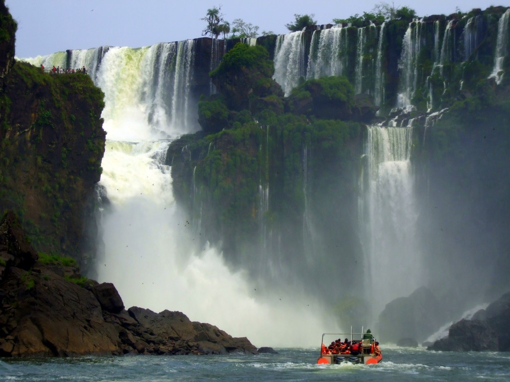 A boat heads towards the waterfalls on Iguaçu Macuco Safari.