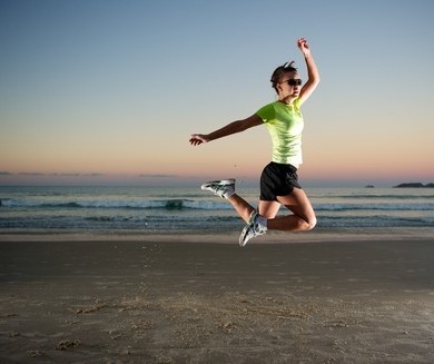 saut sur la plage voyage sportif