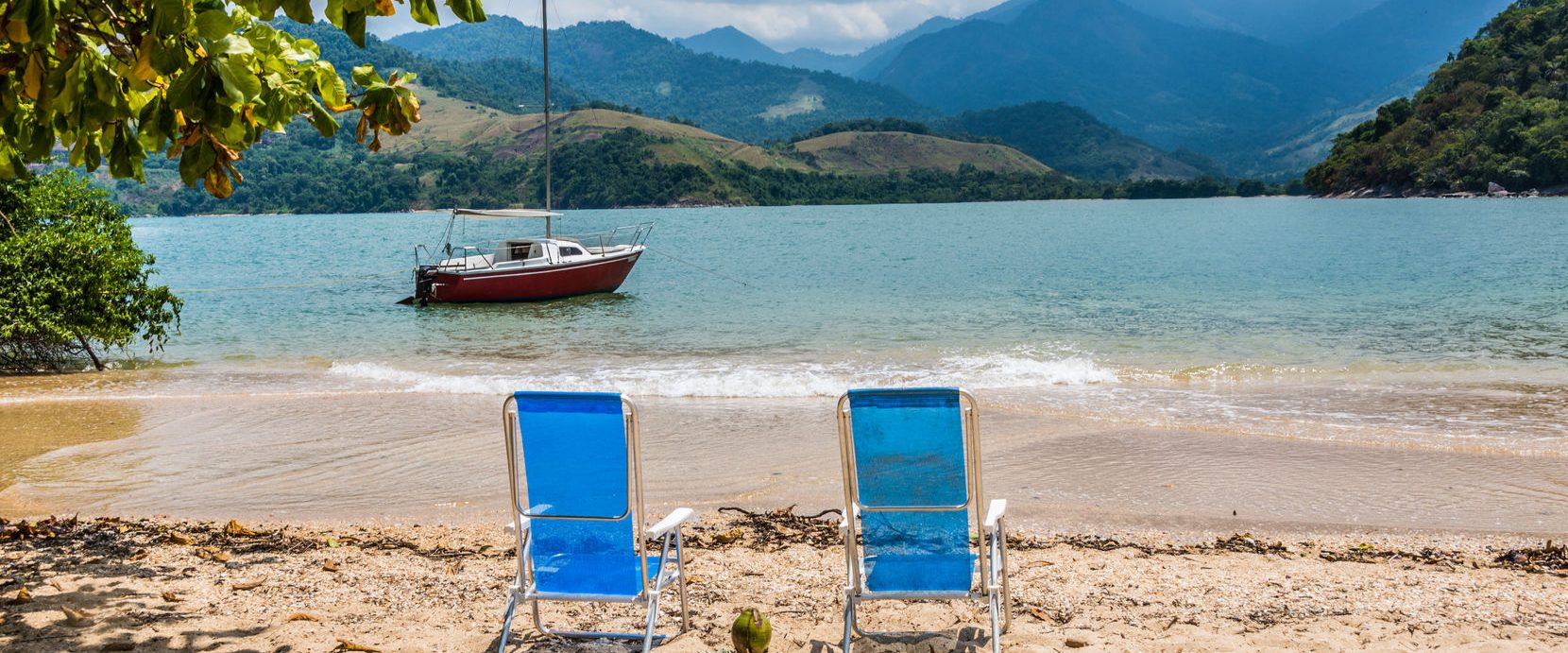 The coasta verde beach, looking out onto the mountainous region. 