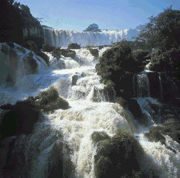Water thrashes down over the rocks at Iguaçu.