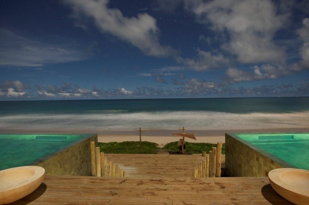 Kenoa resort, opening out onto the sea. 
