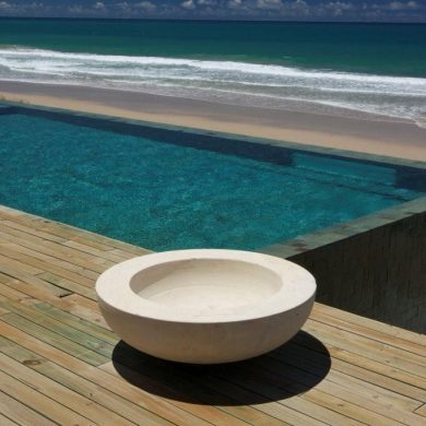 Vasque au bord de la piscine kenoa resort