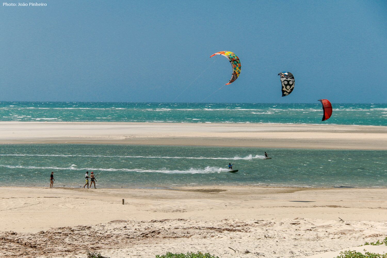 3 kitessurfers ride across guriu lagoon 