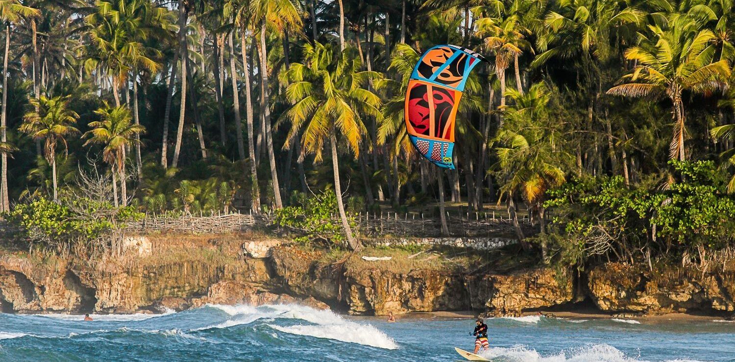 kite surfeur devant la côte à Taiba