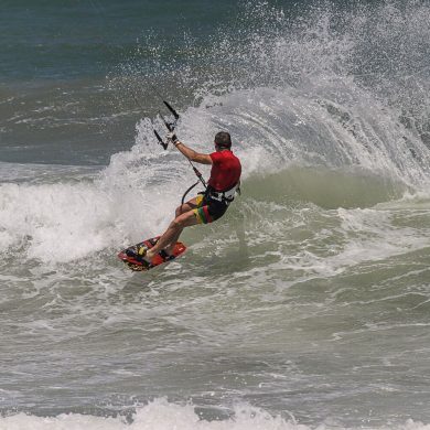 kiteur dans les vagues à Préa
