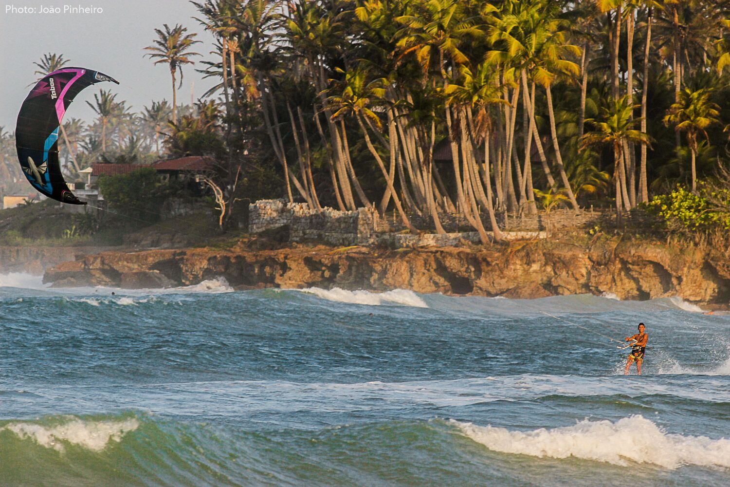 Kitesurfing waves in Taíba.