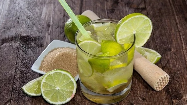 A glass of fresh caipirinha.