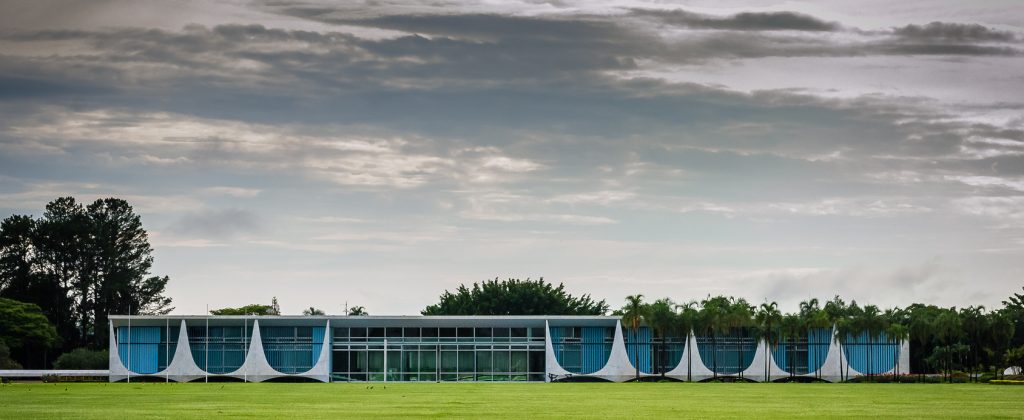 Frontal view of the presidential palace in Brasilia.