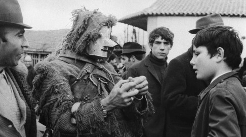 Black and white shot of the filming on set of Os Estranguladores.