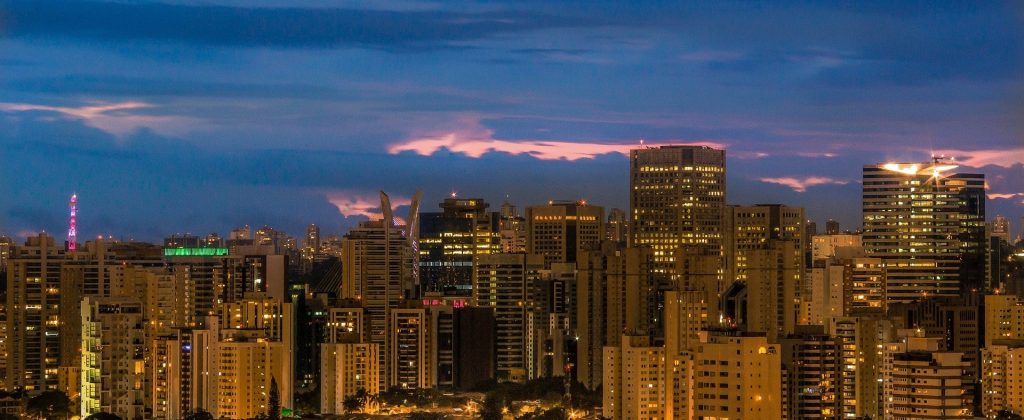 Landscape view of São Paulo skyline at night.