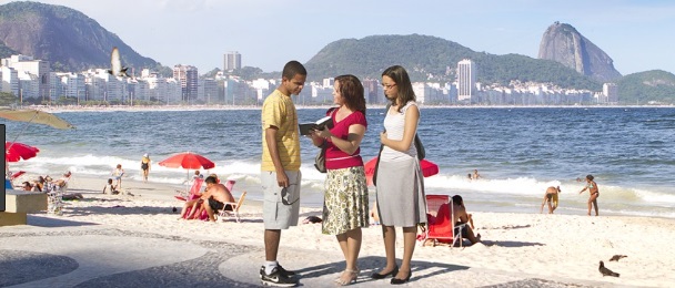 Jahovias witnesses speak to a man in Brazil.