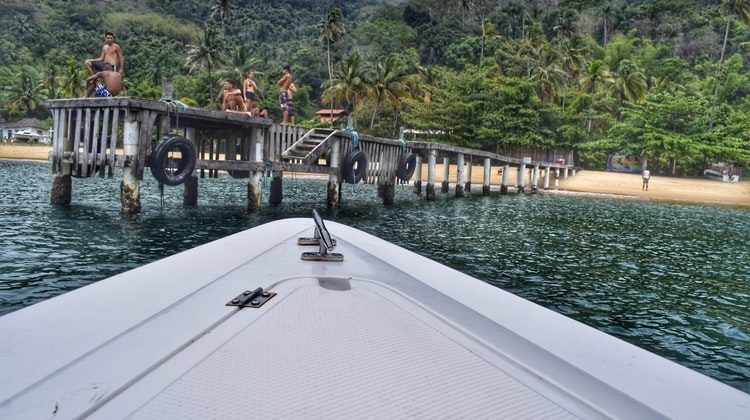 Boat arriving in Ilha Grande.