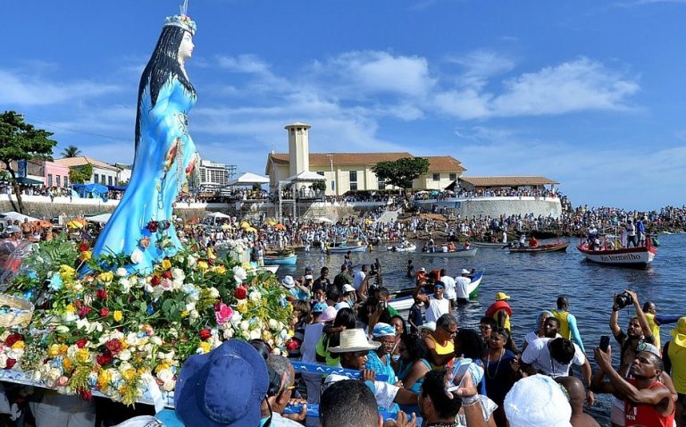 People celebrating the day of Iemanja in Salvador 