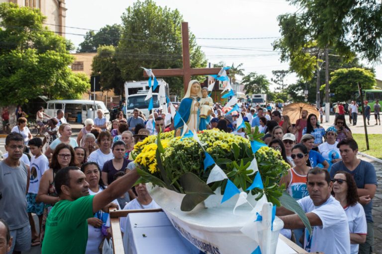 A boat full of presents for Iemanja 
