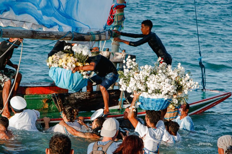 People offering presents to Iemanja 